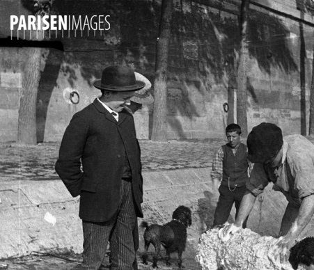 Laveur de chiens sur les quais de la Seine, vers 1895.